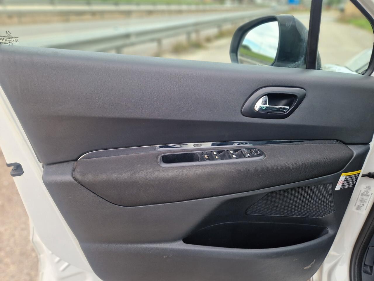 Peugeot 3008 1.6 e-HDi 112CV cambio robotizzato Stop&Start Allure