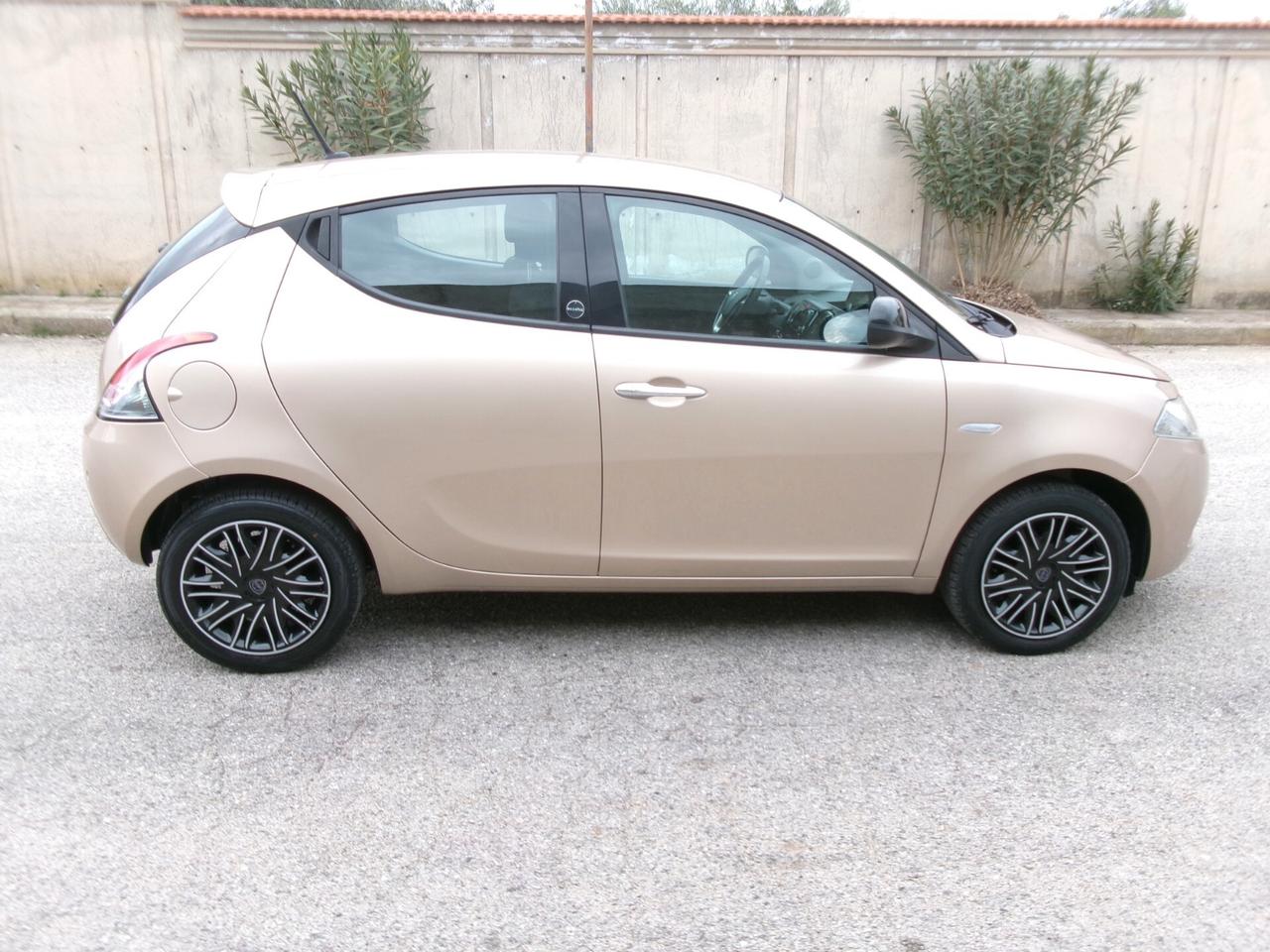 Lancia Ypsilon 1.0 FireFly 5 porte S&S Hybrid Ecochic Gold