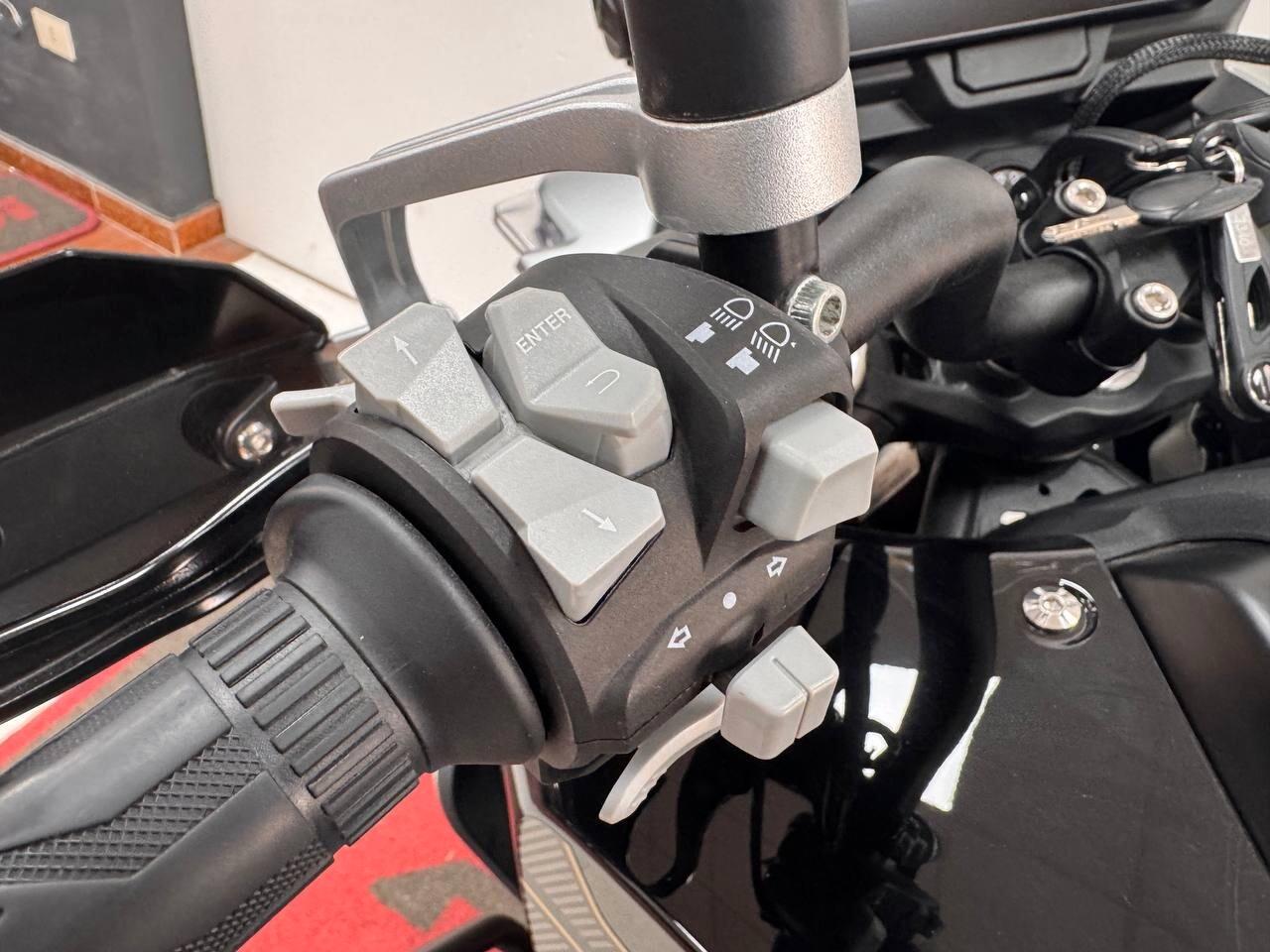 Qj Motor SRT 700 SX TRIS DI VALIGIE IN OMAGGIO