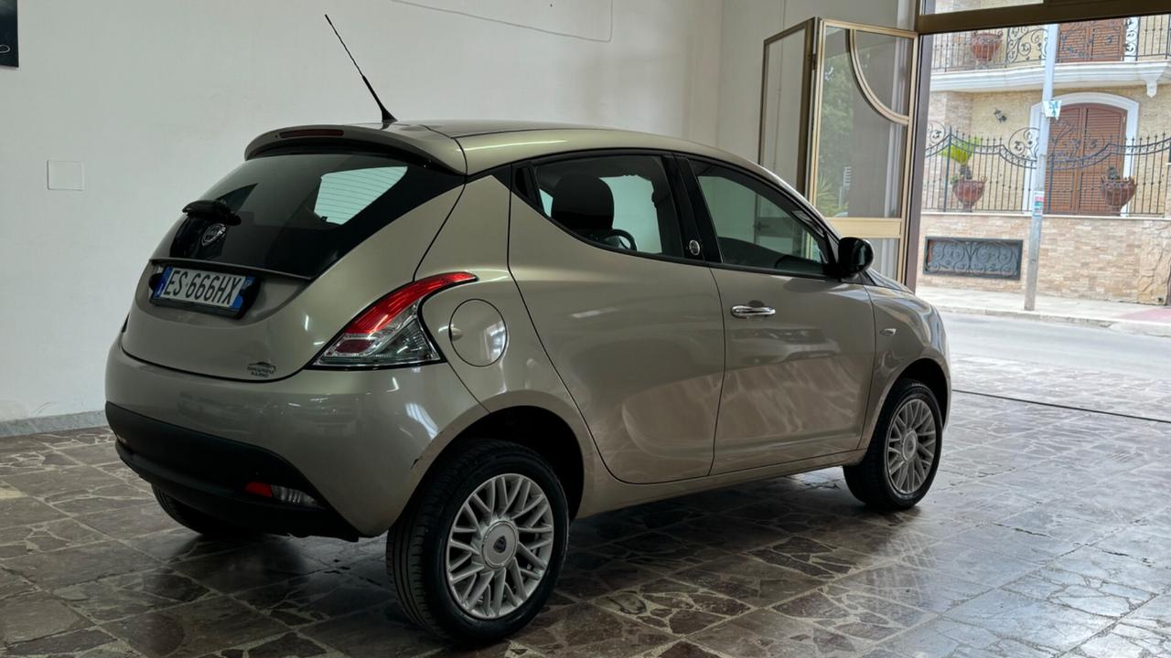 Lancia Ypsilon 0.9 TwinAir 85 CV 5 porte Metano Ecochic Silver