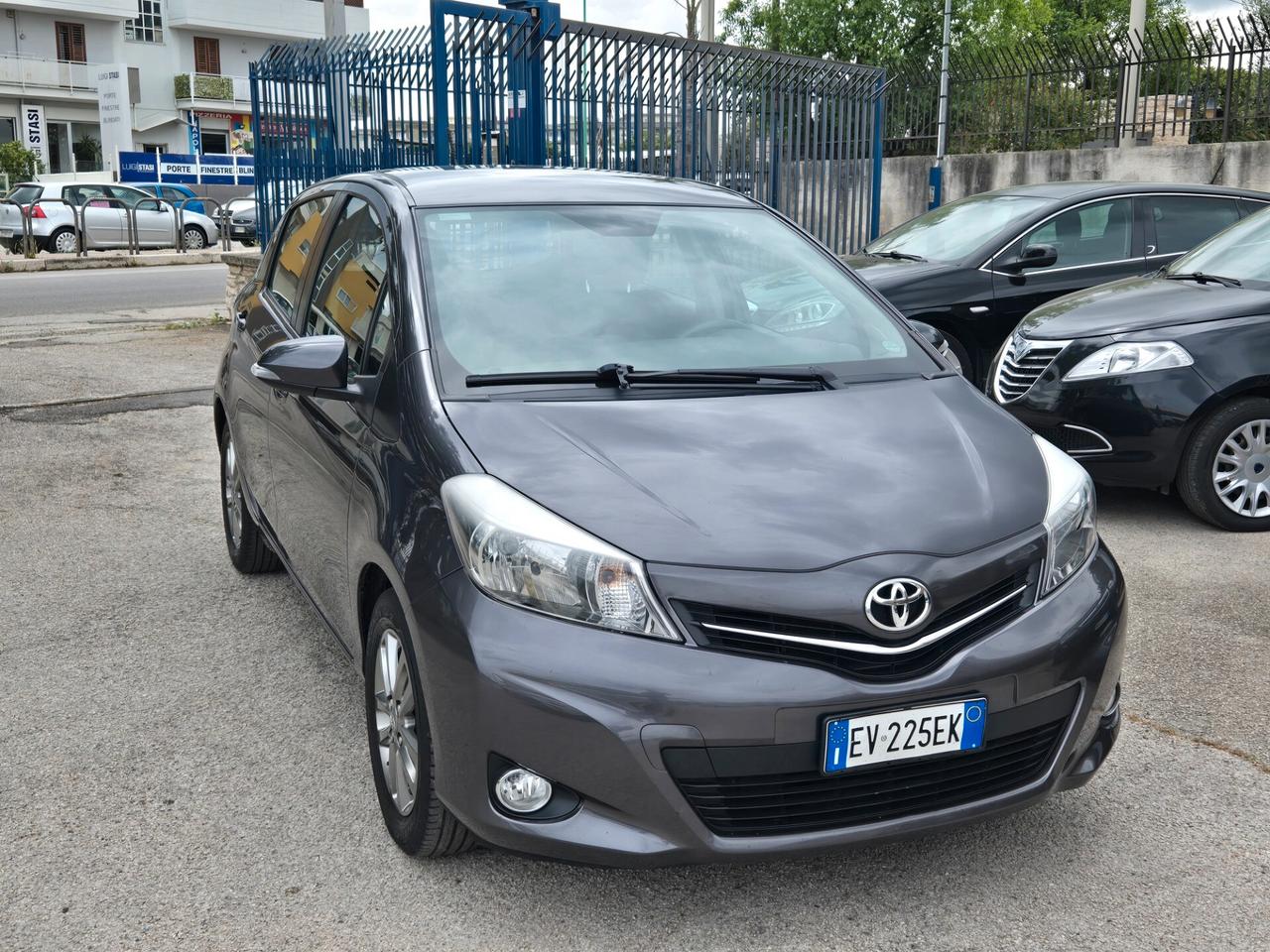 Toyota Yaris 1.0 5 porte Lounge del 2014
