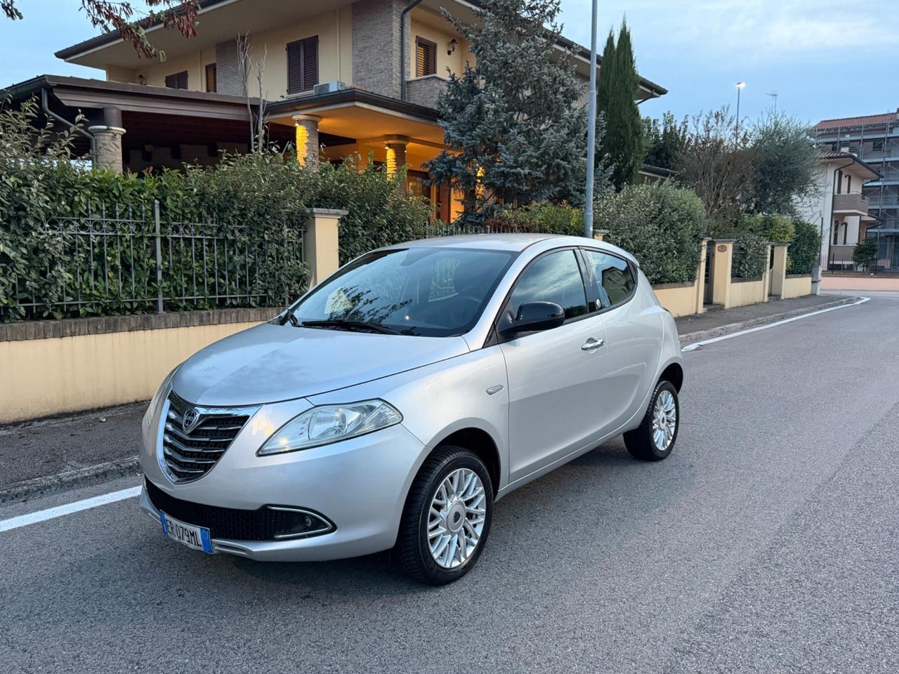 Lancia Ypsilon 0.9 TwinAir 85 CV 5 porte Metano Ecochic Gold