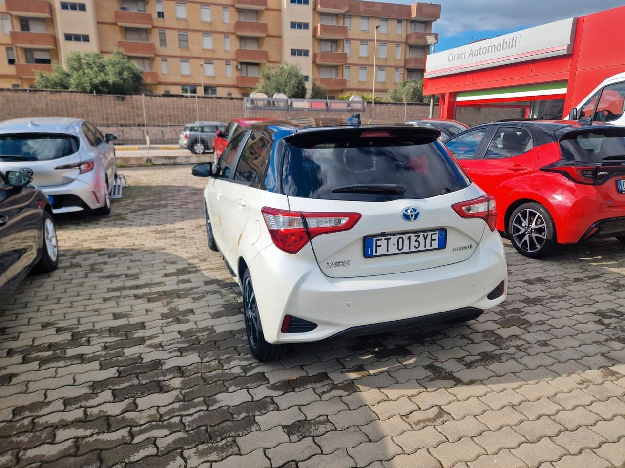 Toyota Yaris hybrid black & white