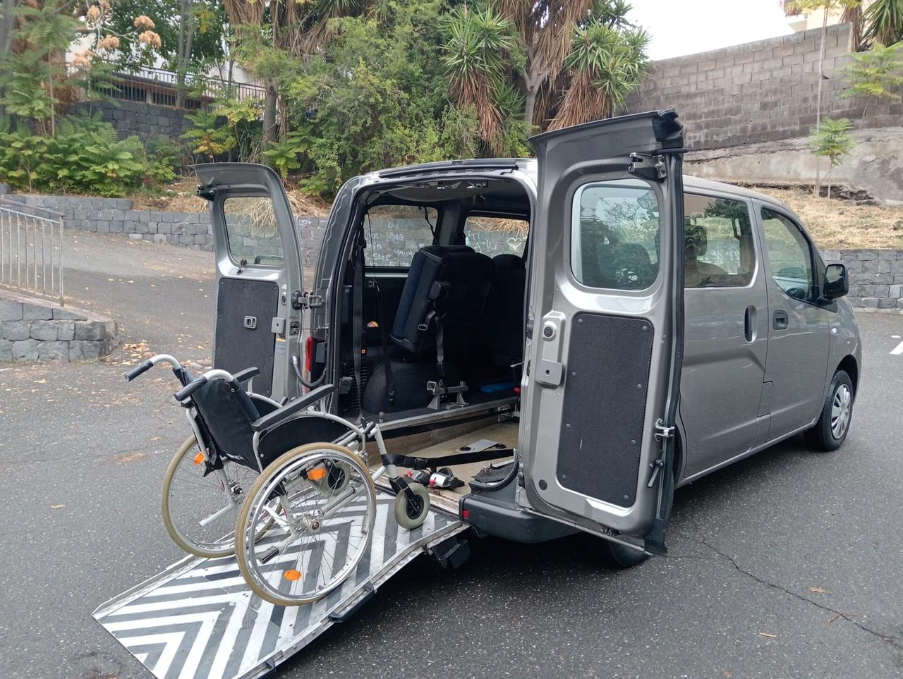 Nissan NV200 Pianale ribassato con rampa disabili in carrozzina