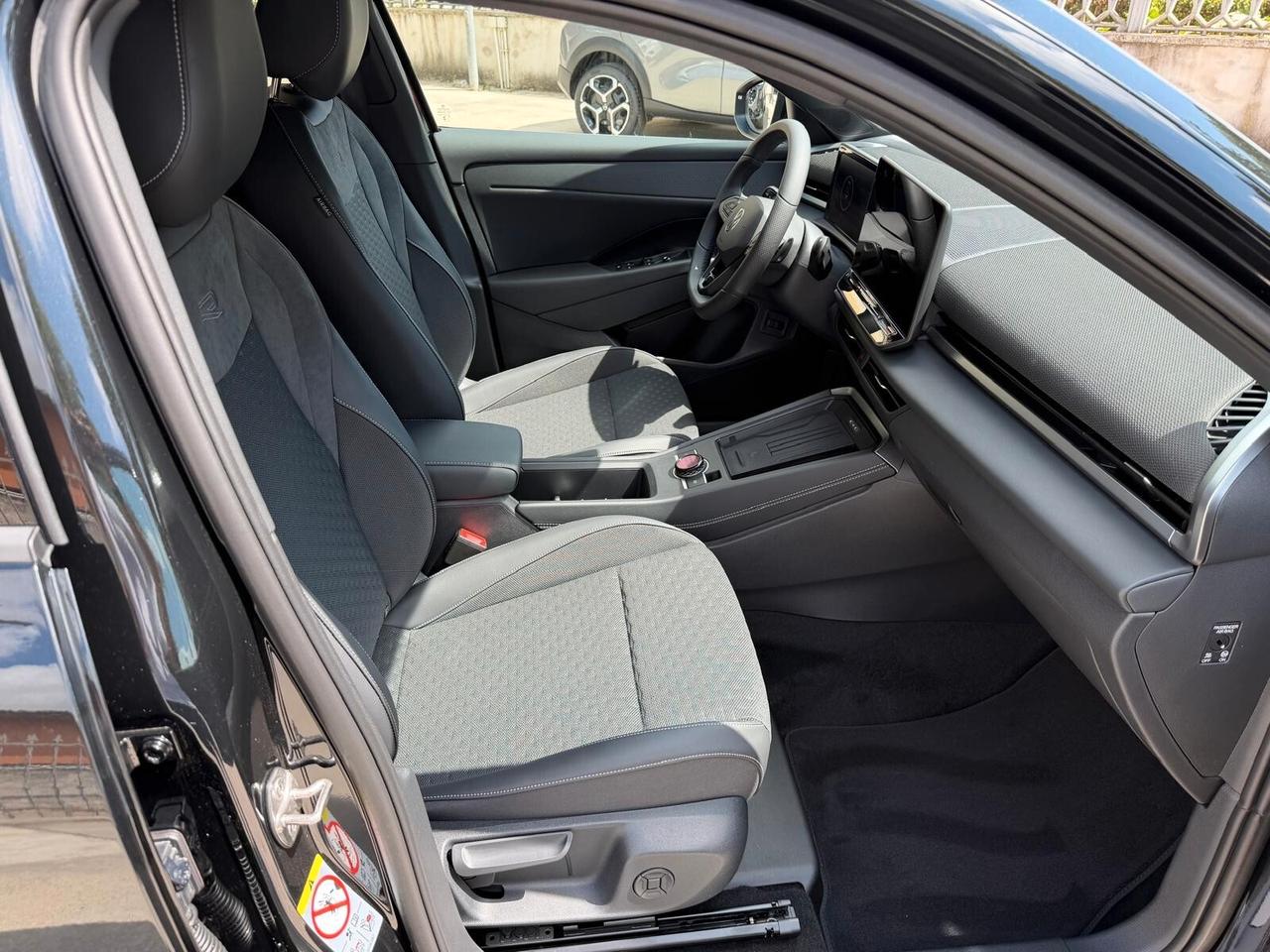 Volkswagen T-Roc 1.5 eTSI ACT 150 CV DSG R-Line