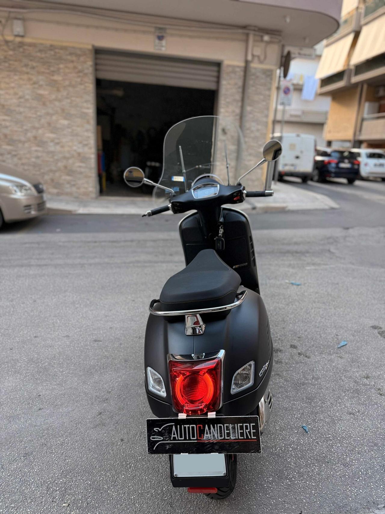 Piaggio Vespa 300 GTS BLACK