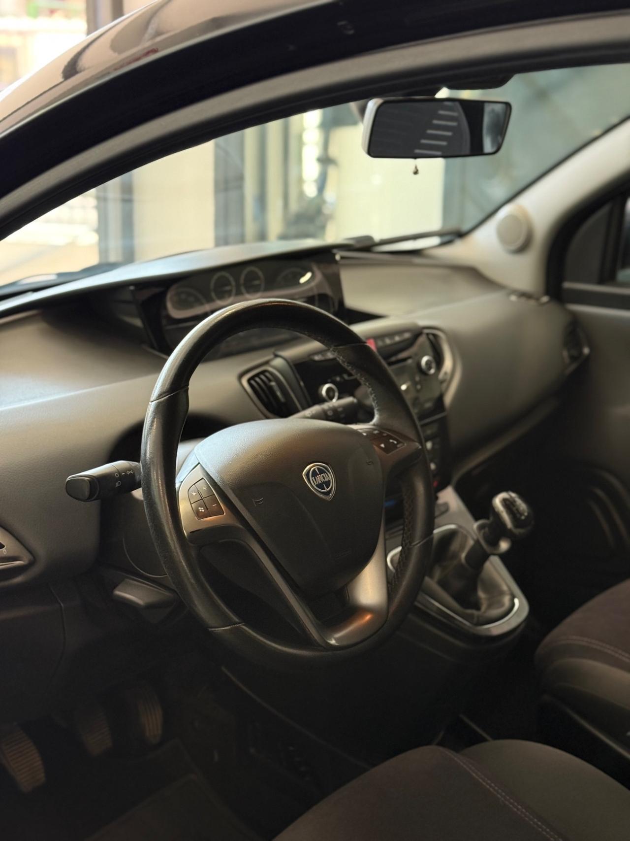 Lancia Ypsilon 0.9 TwinAir 85 CV 5 porte S&S Gold