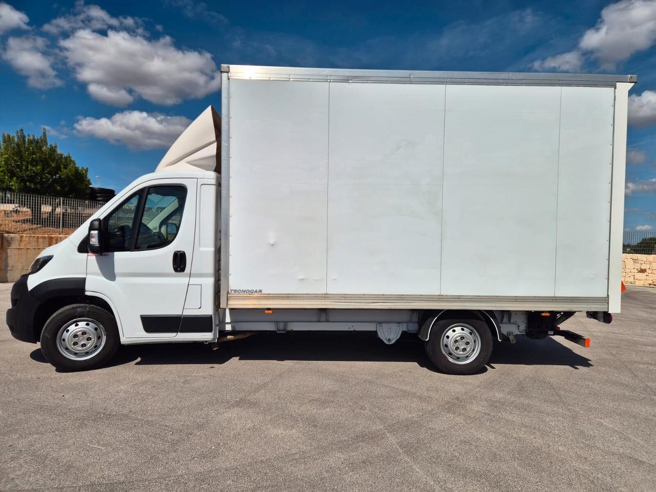 Opel Movano con sponda idraulica