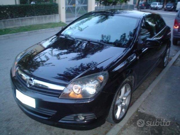 Opel Astra GTC 1.9 CDTI 150CV Cosmo