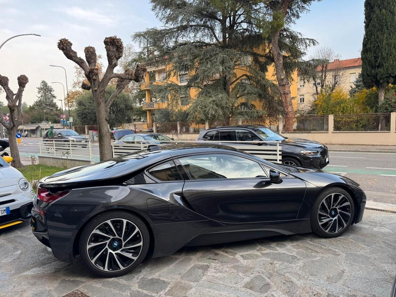 BMW i8 COUPE' TRE VOLUMI HYBRID 231cv