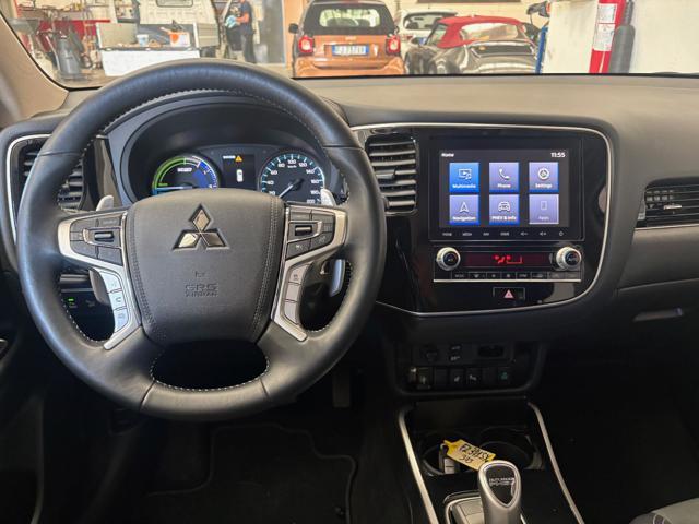 MITSUBISHI Outlander 2.4 MIVEC 4WD PHEV Instyle Plus SDA