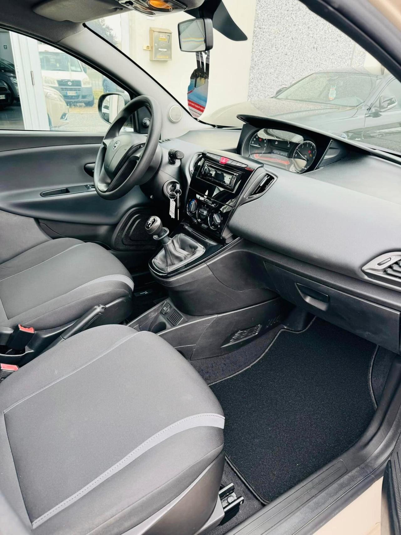 Lancia Ypsilon 1.2 69 CV 5 porte Platinum