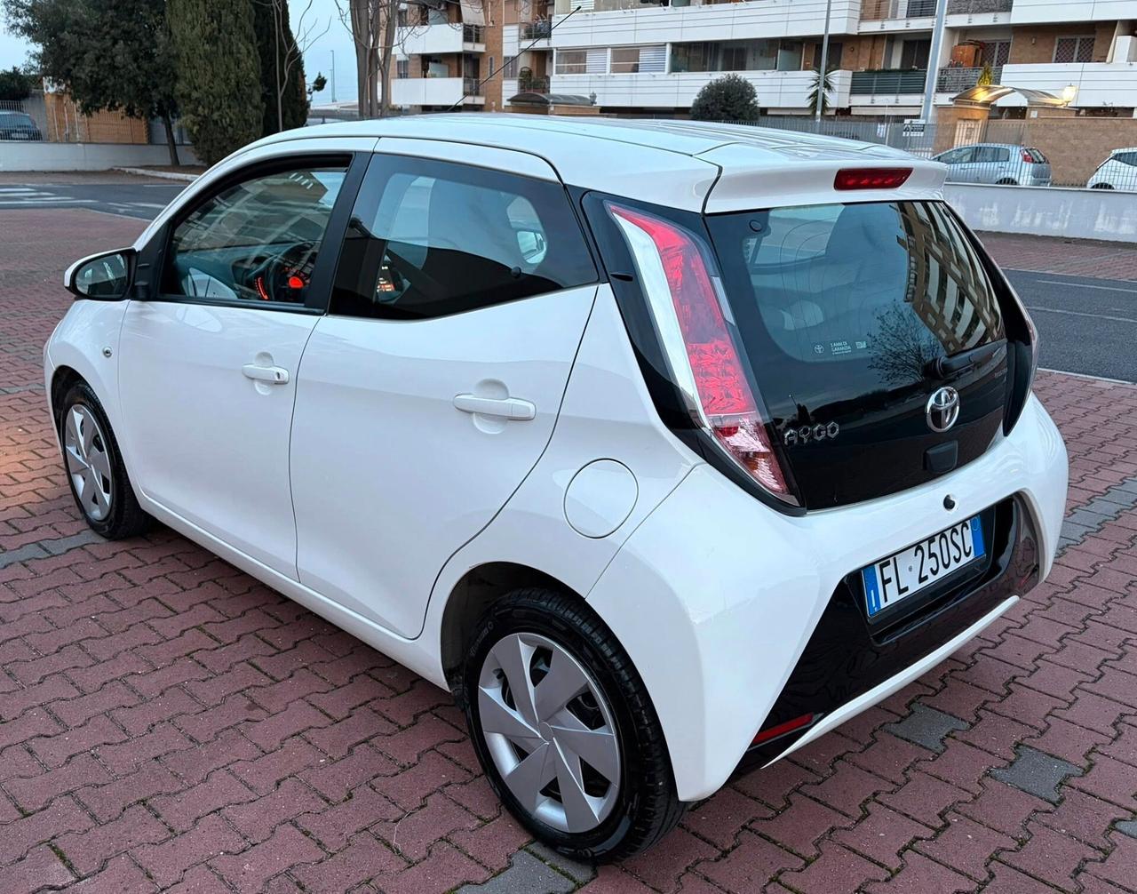 TOYOTA AYGO CAMBIO AUTOMATICO 5 P. 1.0