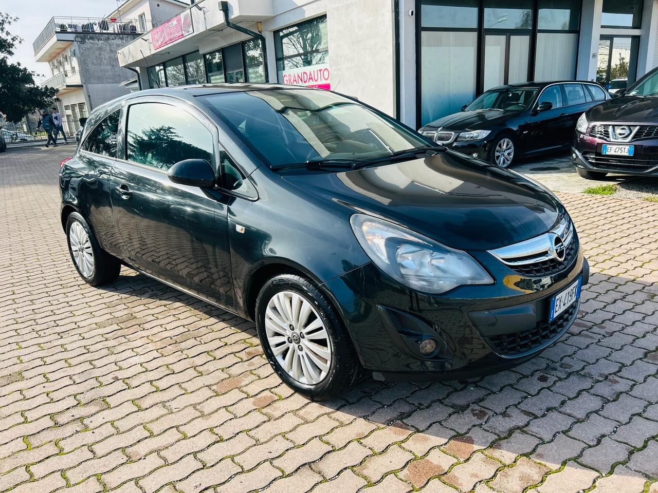 Opel Corsa 1.2 3 porte b-color