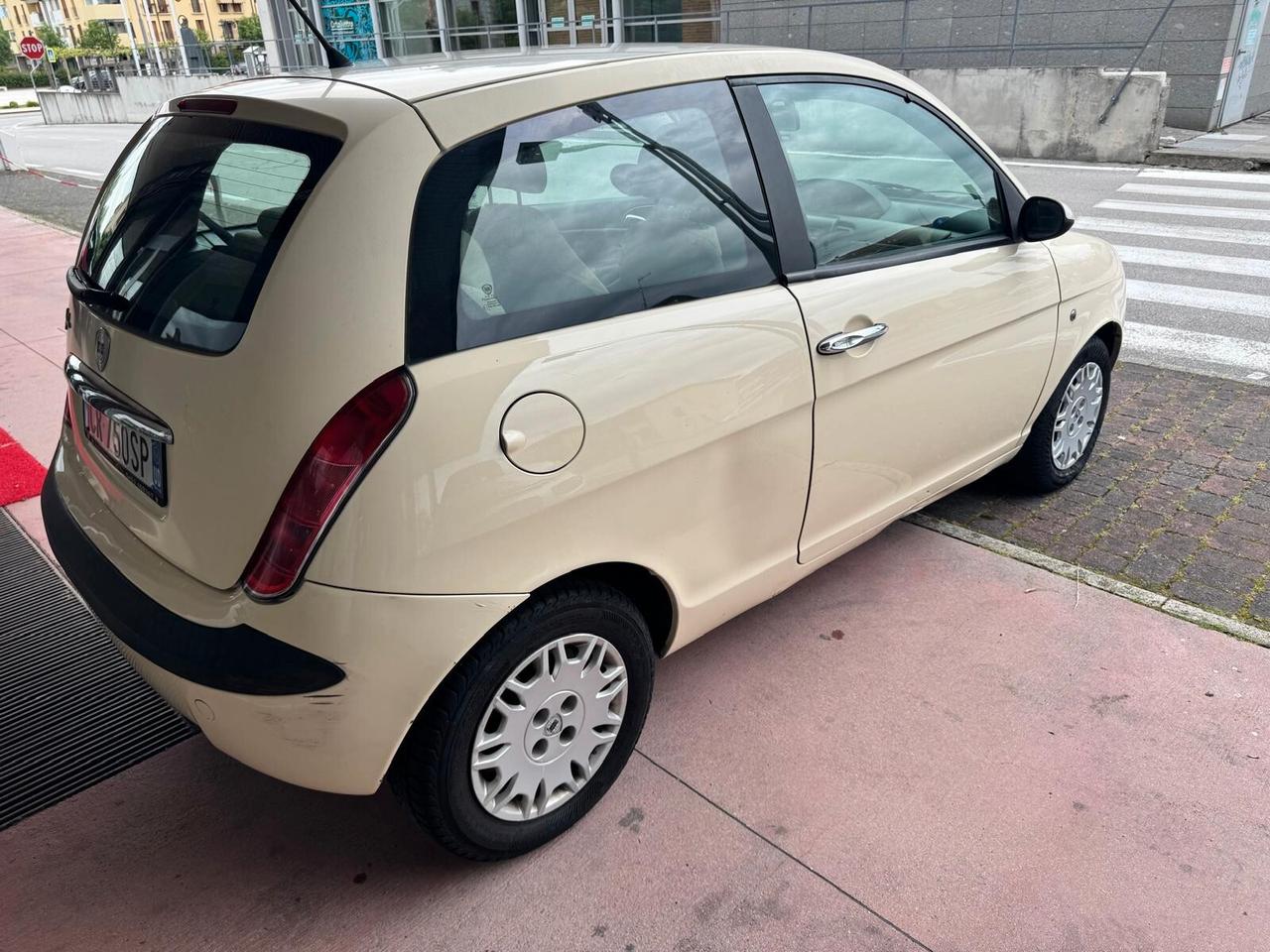 Lancia Ypsilon 1.2 16V Platino