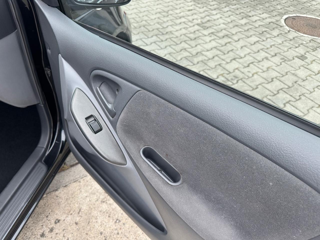 Toyota Yaris 1.0i 16V cat neopatentati 120000km