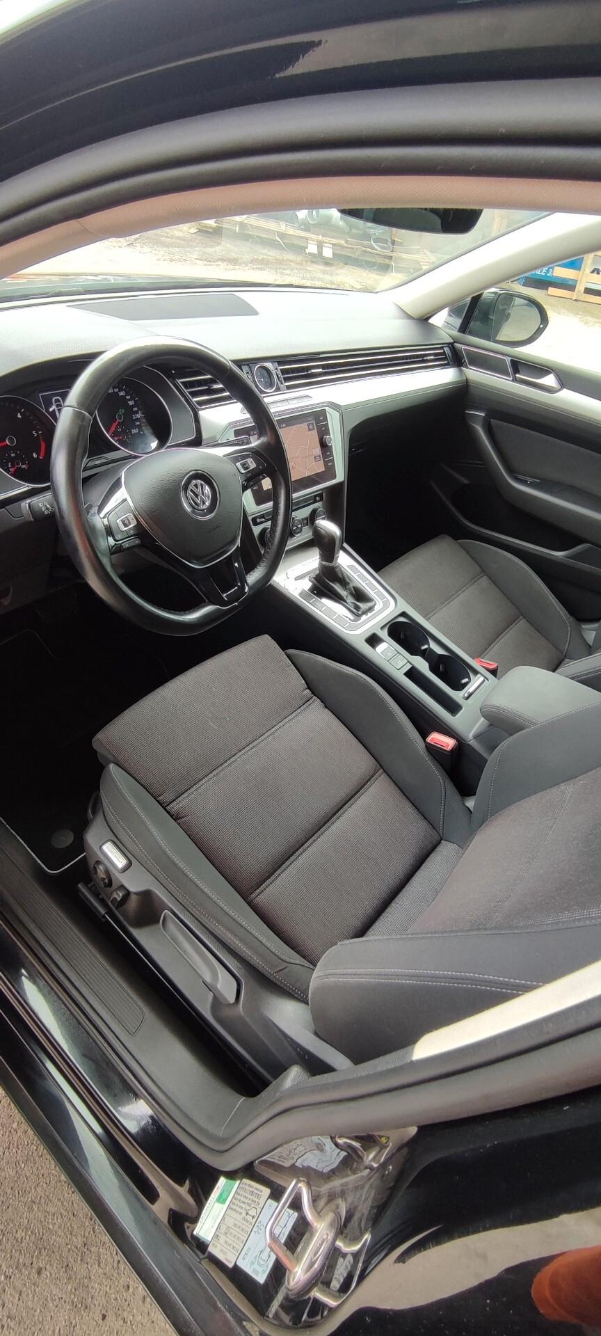 Volkswagen Passat Variant 1.6 TDI, DSG Business, navigatore, GANCIO TRAINO