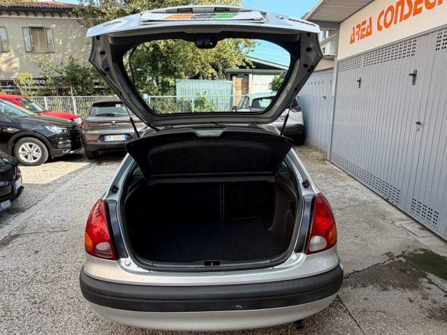 TOYOTA Corolla 1.4i 16V 5 porte Sol