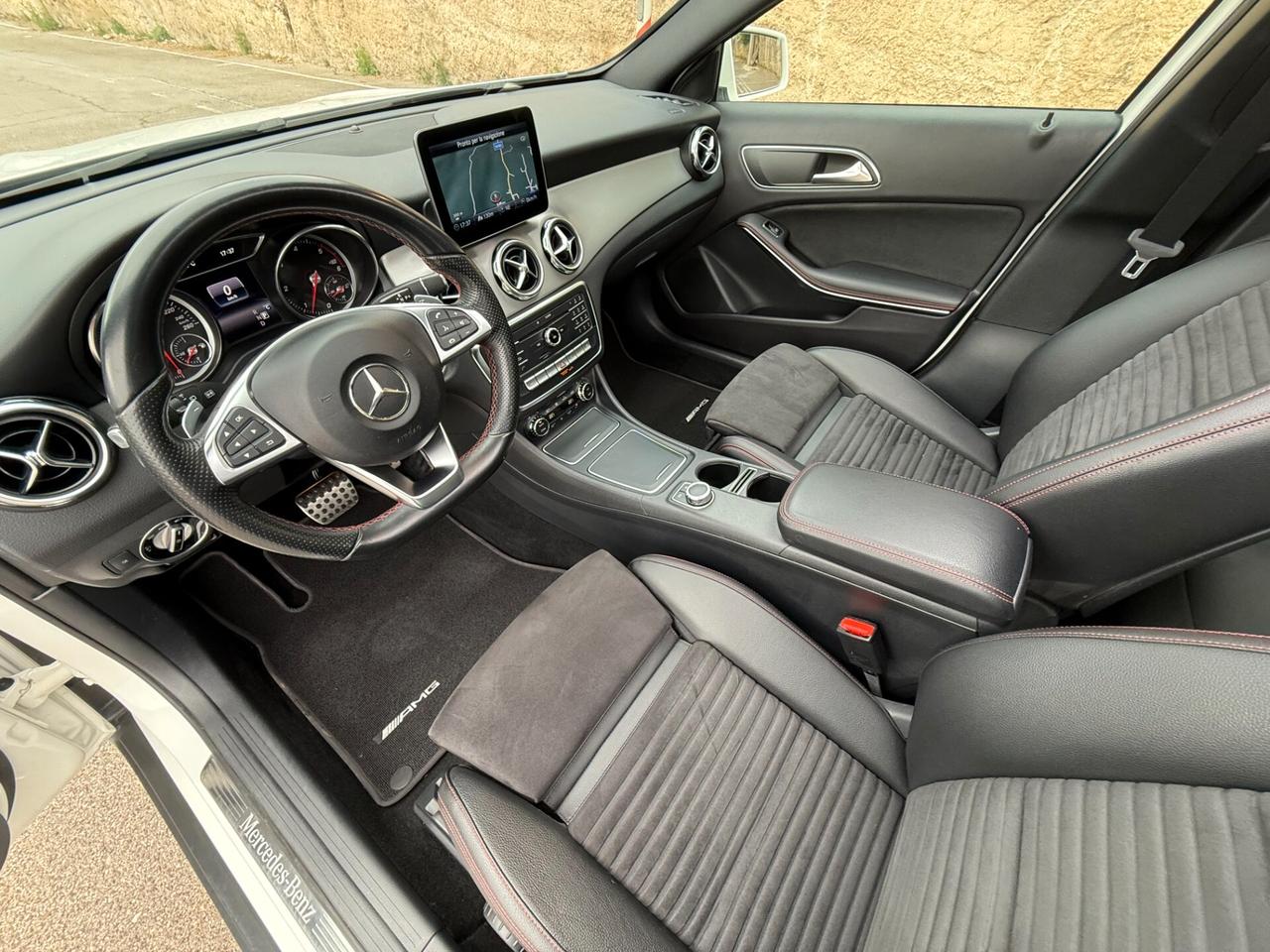 Mercedes GLA200 4MATIC 136/PREMIUM AMG/TETTO/19"