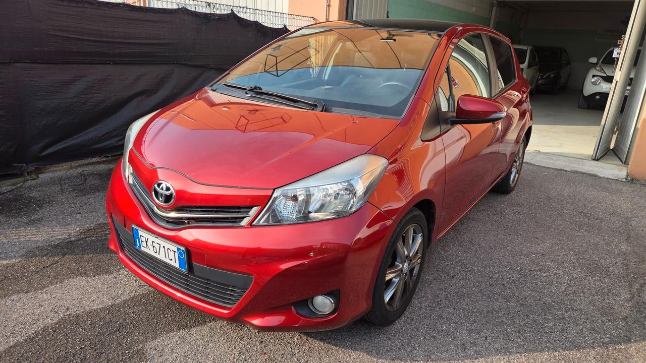Toyota Yaris 1.3 5 porte Lounge full