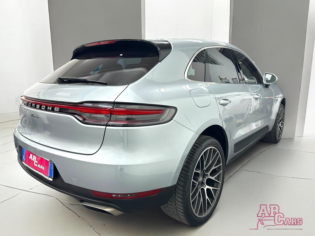 PORSCHE MACAN MODEL 19