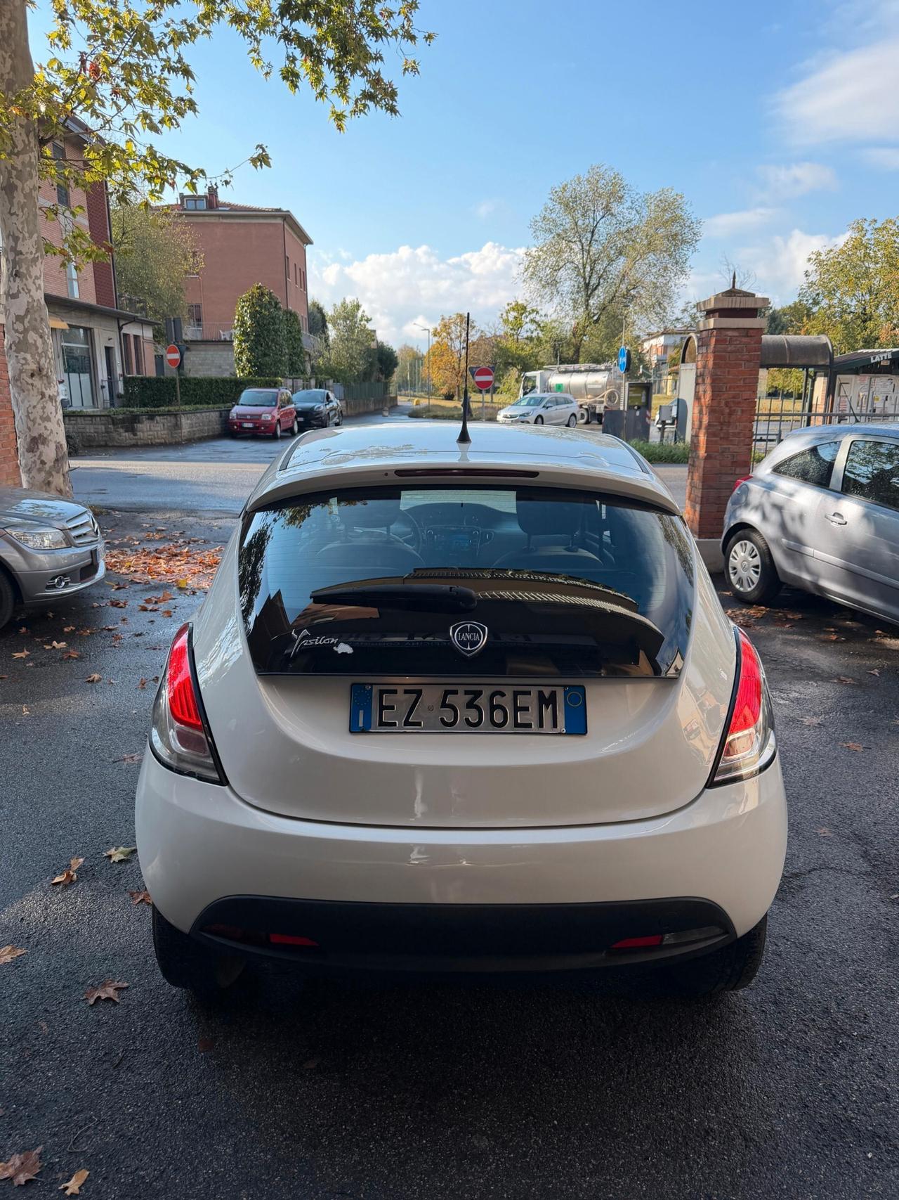 Lancia Ypsilon 0.9 TwinAir 85 CV 5 porte Metano Ecochic Silver