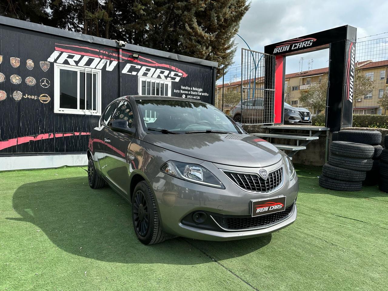 Lancia Ypsilon 1.0 FireFly 5 porte S&S Hybrid Ecochic Silver