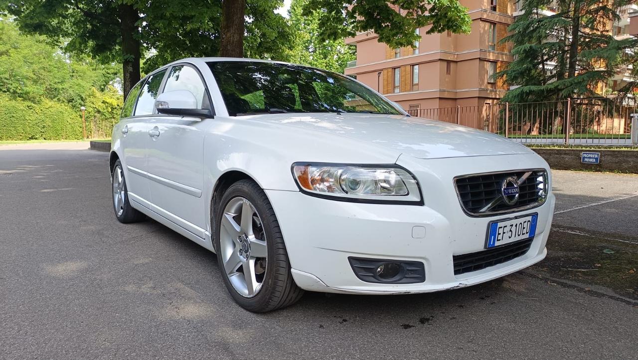 Volvo V50 D3 R-design