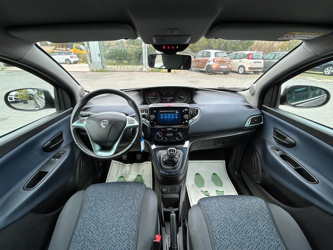 Lancia Ypsilon 1.0 firefly hybrid Silver