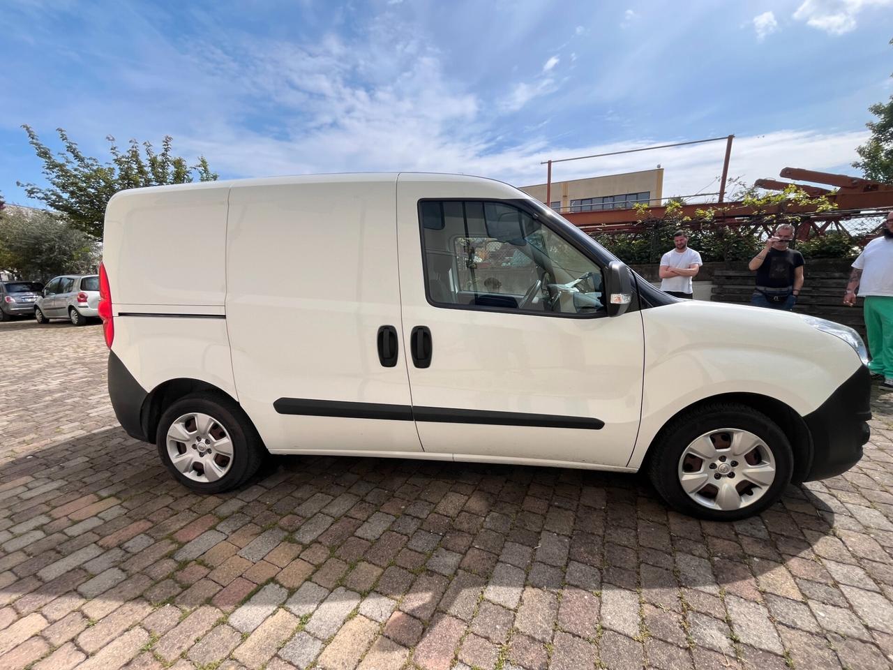 OPEL COMBO 2016 IVA ESPOSTA