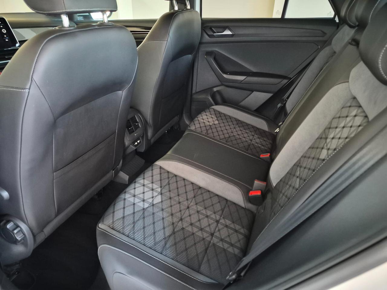 Volkswagen T-Roc 1.5 TSI R-LINE DSG LED APPLE CAR PLAY/ANDROID AUTO RETROCAMERA ACC WIRELESS VETRI PRIVACY AMBIENT LIGHT COCKPIT PRO