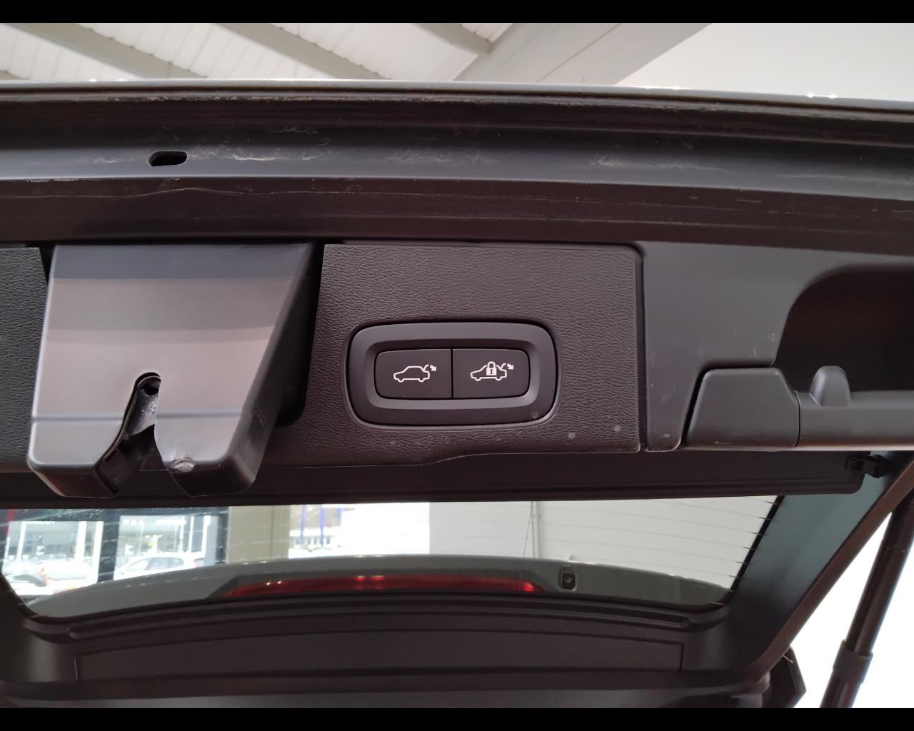 VOLVO XC60 II 2022 - XC60 2.0 b4 Plus Dark auto