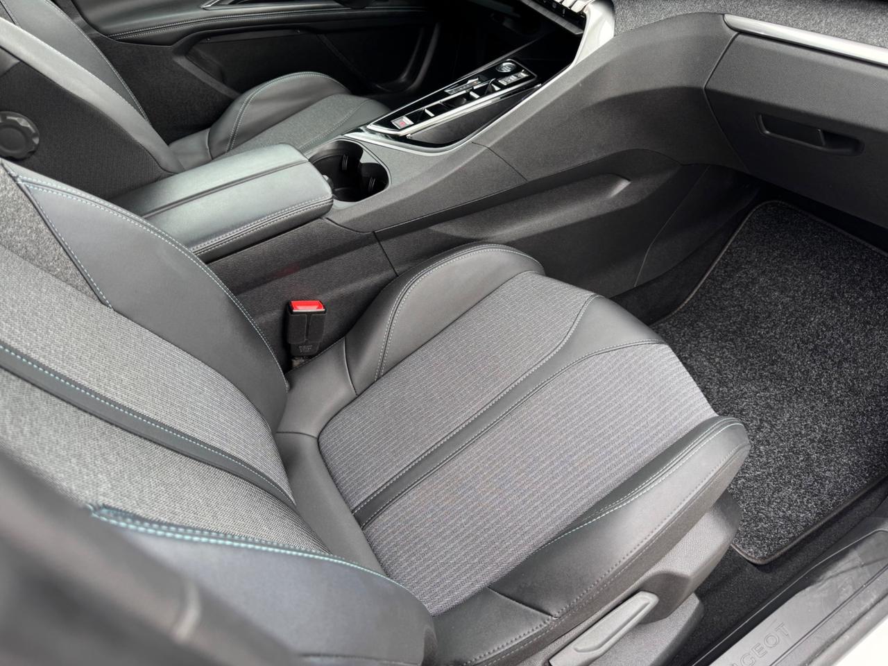 PEUGEOT 3008 1.5 Hdi Allure - Led Navi 18