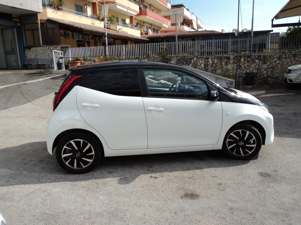 Toyota Aygo Connect 1.0 VVT-i 72 CV 5 porte x-clusiv