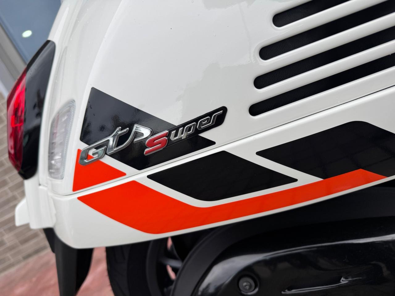 Piaggio Vespa 310 GTS hpe Super Sport