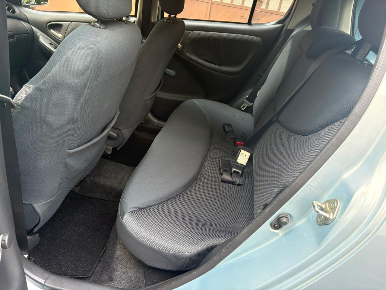 Toyota Yaris 1.0i 16V cat 5 porte Sol