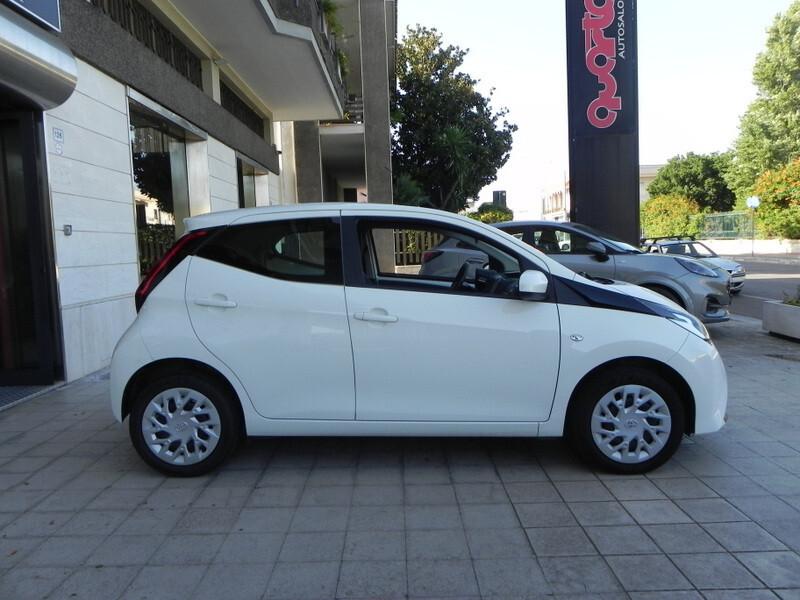 Toyota Aygo Connect 1.0 VVT-i 72 CV 5 porte x-cool