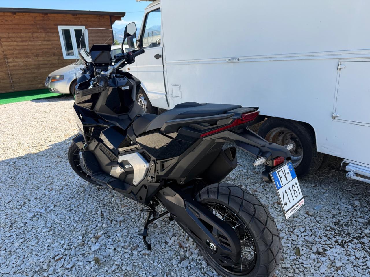 Honda X-ADV 750 con tris valigie