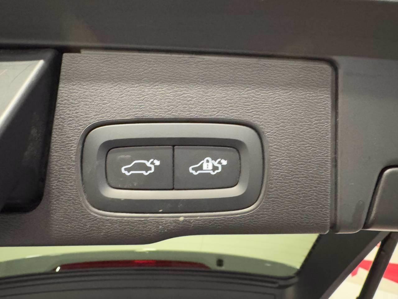 VOLVO XC60 B5 PLUS DARK AWD AUTO