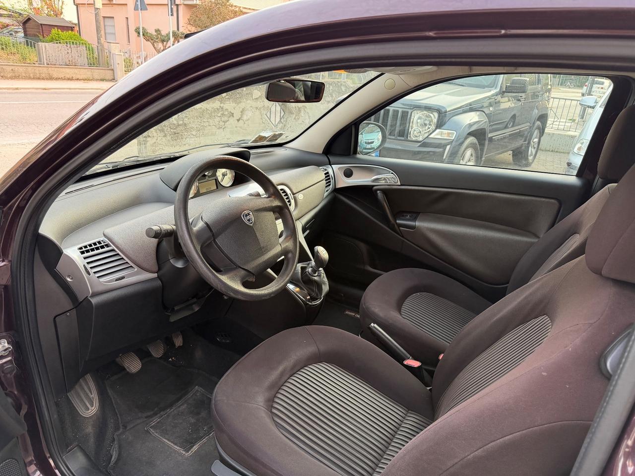 Lancia Ypsilon 1.2 69 CV Argento-OK neopatentati