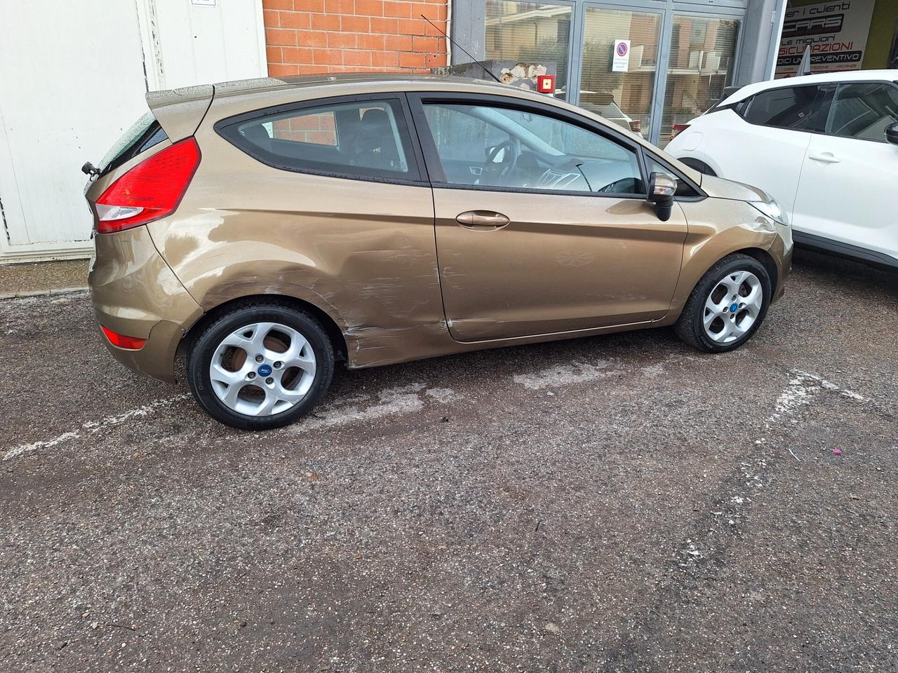 FORD FIESTA 1.2B IMPIANTO METANO NEOPATENTATI €5 CARROZZERIA DA RIVEDERE