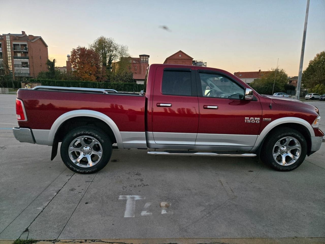 Dodge RAM 1500 HEMI 5.7 V8 -LARAMIE- 4X4