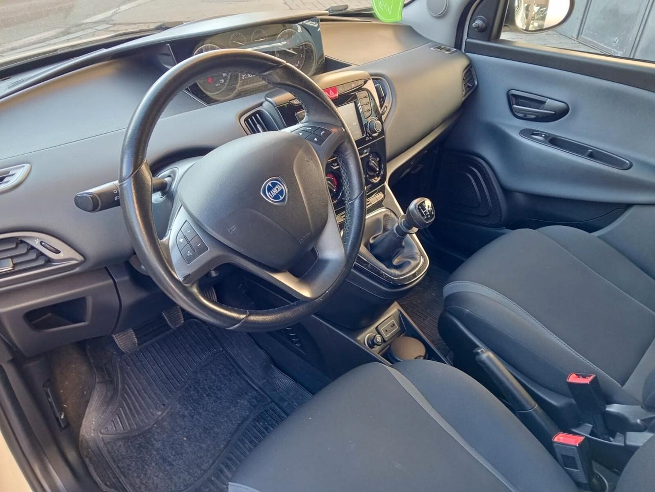 Lancia Ypsilon 1.2 69 CV 5 porte