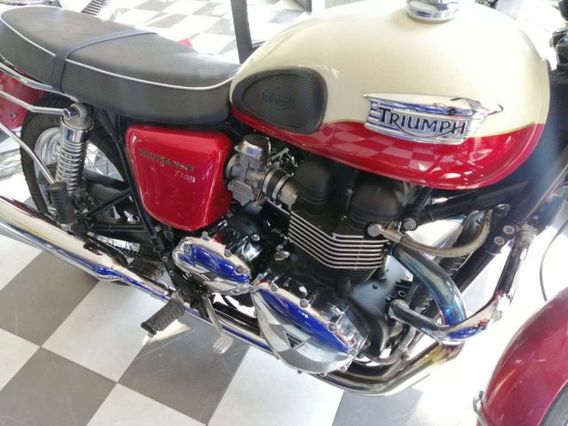 TRIUMPH Bonneville T100