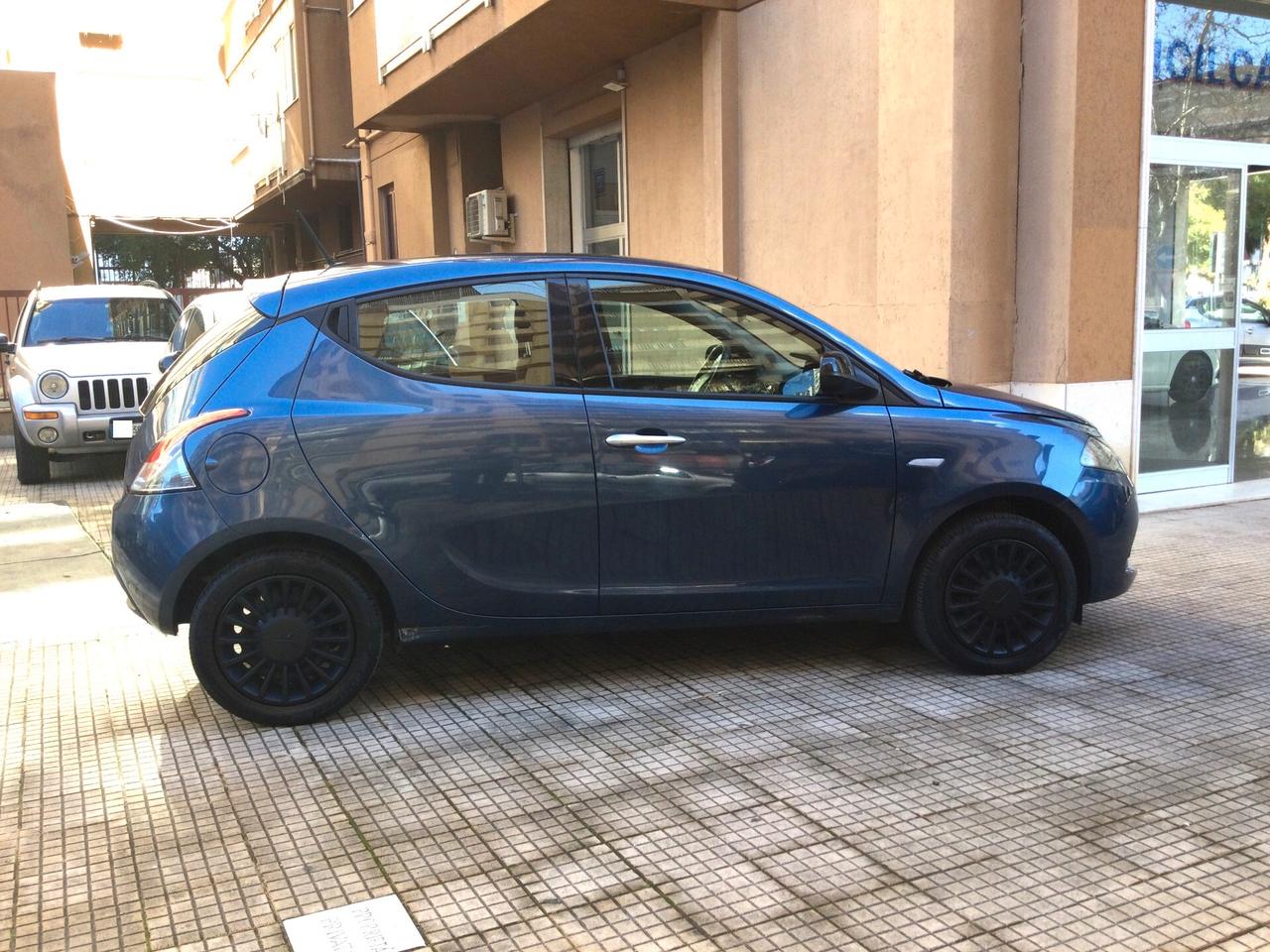Lancia Ypsilon 1.0 FireFly 5 porte S&S Hybrid Ecochic Silver