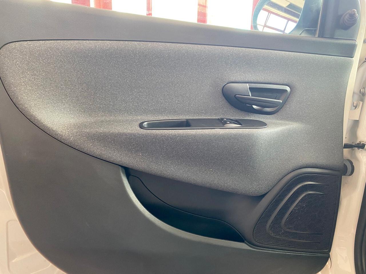 Lancia Ypsilon 1.0 Hybrid Silver