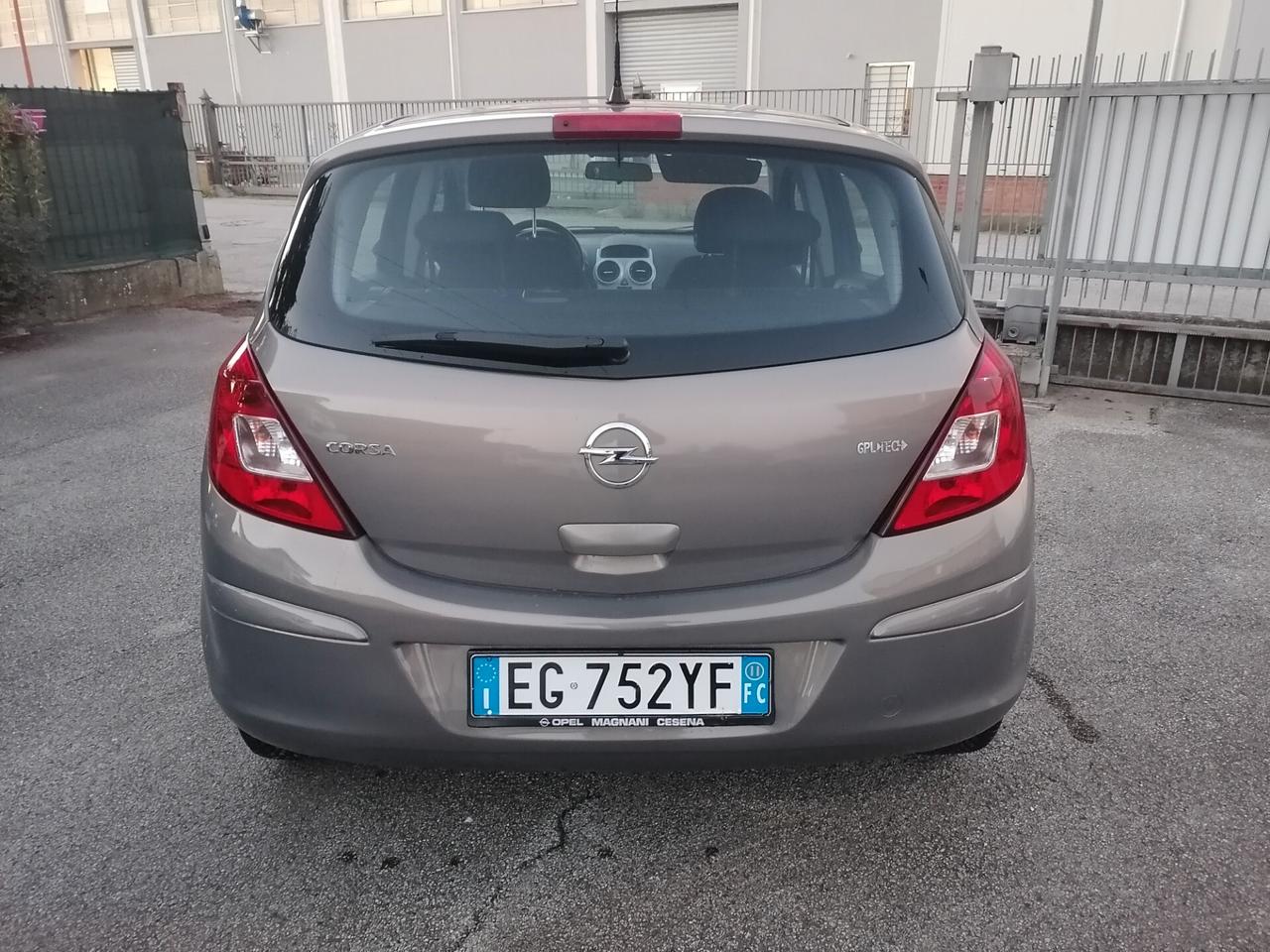 OPEL CORSA 1.2 5 Porte Club 63KW 2011
