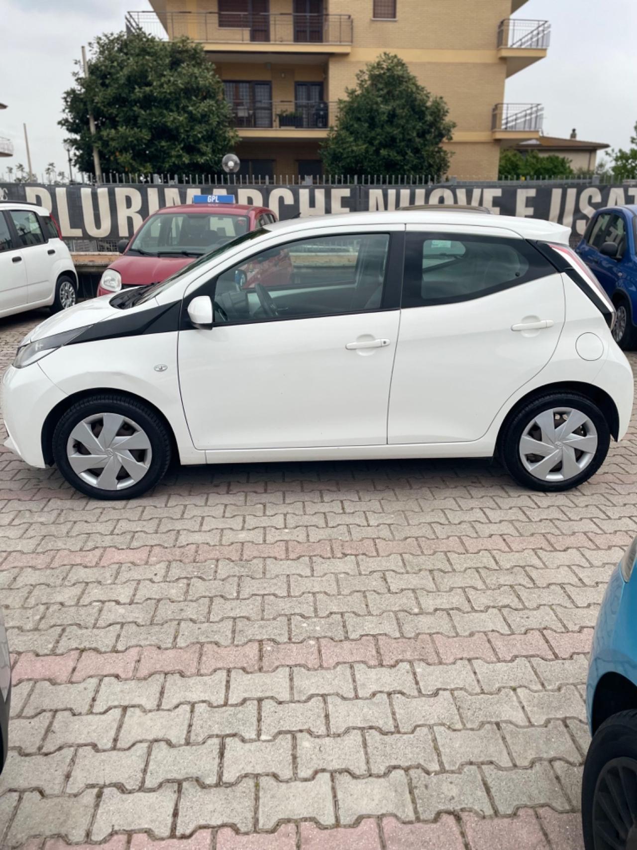 Toyota Aygo 1.0 VVT-i 69 CV 5 porte x-play TSS