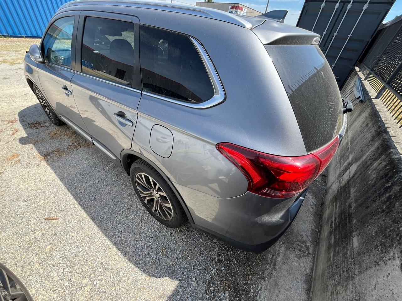 Mitsubishi Outlander 2.2 DI-D 4WD Instyle Plus SDA 7 posti