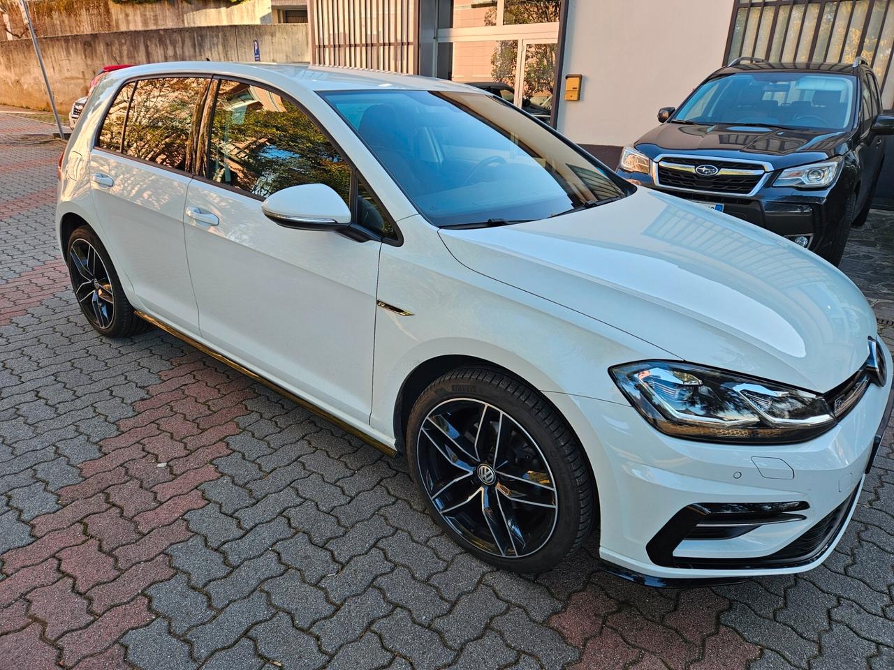 Volkswagen Golf 1.5 TSI DSG 5p. R-LINE